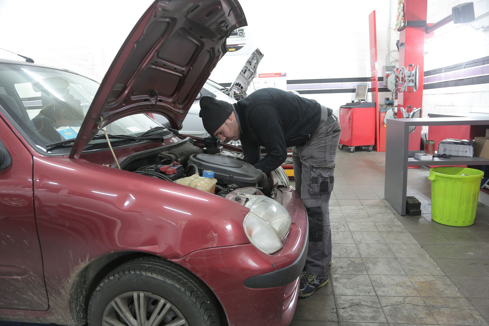 Réparation voiture équipe à Saint-Ouen-sur-Seine